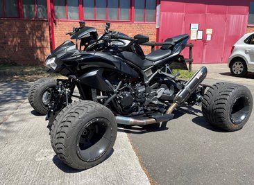 Nomen est omen: Der Prototyp der Exeet Blackbull H2 ist schwarz, steht auf breiten Reifen und hat einen Kawasaki-Motor, der 200 PS leistet.