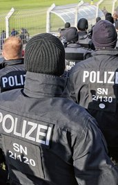 Die Polizei will am Dienstag konsequent die Anhänger der beiden Vereine trennen. 