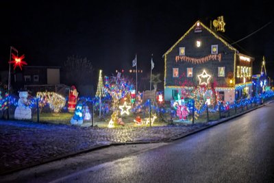 Das Weihnachtshaus von Oberreichenbach, Ortsteil von Brand-Erbisdorf. Die Stromkosten liegen laut Diana Hänig im unteren dreistelligen Bereich.