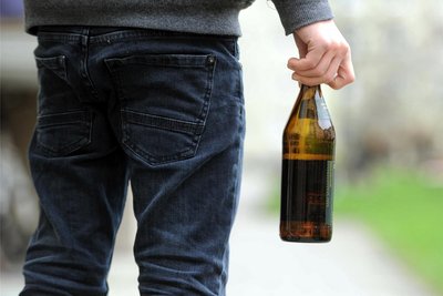 Der Streit um Bierflaschen brachte einen Erzgebirger ins Krankenhaus und seinen Kontrahenten auf die Anklagebank.