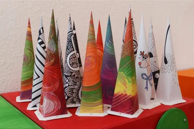 Individuelle und handbemalte Zacken. Selbst kreativ werden, ist bei Familien beliebt.