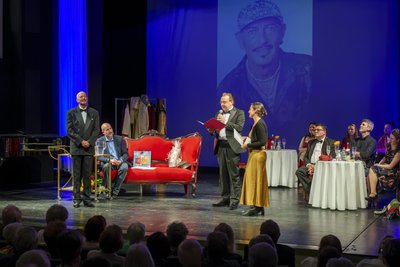 Leander de Marel erhält von Anke Hamann im Beisein von Intendant Moritz Gogg feierlich den Ehrentitel Kammersänger überreicht.