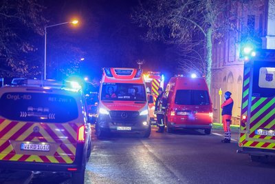 Sechs Fahrzeuge des Rettungsdienstes standen auf der Rudolf-Breitscheid-Straße.
