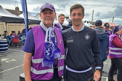Uwe Normann mit Aue-Torwart Martin Männel in Lurgan. Das Foto war dem Veilchenbiker aus einem bestimmten Grund sehr wichtig.