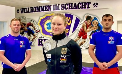 Ringerin Gerda Barth vertritt den FCE Aue Ende Juni bei der Europameisterschaft in Dortmund. Auf das Turnier bereitet sie sich mit Chefcoach Björn Schöniger (l.) und Freistil-Experte Vahid Samarbakhsa vor. 