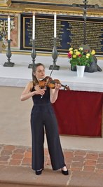 Charlotte Thiele in der Schlosskirche mit einem Solo auf der Violine.