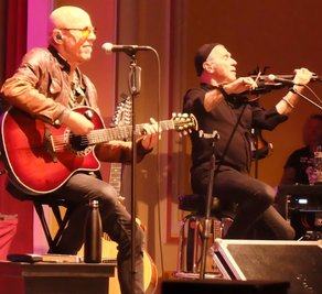 Im Kulturhaus Aue stimmte die Gruppe City leisere Töne an: Frontmann Toni Krahl (links) und Georgi Gogow. 