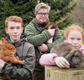 Carlo und Merle Bachmann haben das gleiche Hobby wie Jacqueline Neubert: Sie züchten Kaninchen. Zur Ortsschau in Mauersberg stellen sie ihre Zuchtergebnisse aus. 