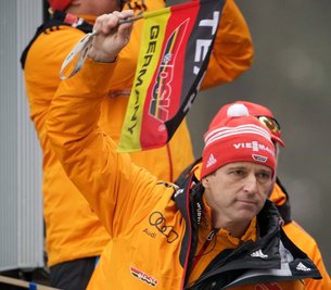Richard Schallert - Bundestrainer Werner Schuster winkt seit 2008 die deutschen Ski-Adler ab.