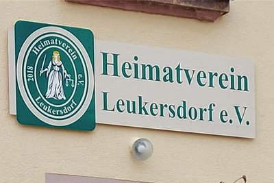 Dieses Schild hängt über der Eingangstür der Heimatstube Leukersdorf. 