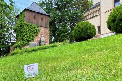 Das Maskottchen Lugi und der Lugauer Glockenturm, den Lugi verkörpert. Auch eine der Wanderrouten wird hier vorbeiführen.