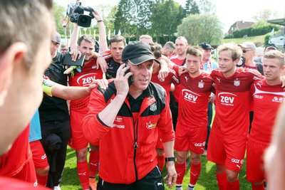 Am 21. Mai 2016 im Palmbergstadion des FC Schönberg: Mario Kallisch teilt das erlösende Ergebnis aus Bautzen mit. Der Staffelsieg war perfekt.
