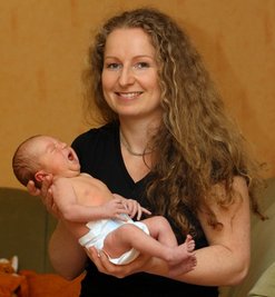 Lohnt es sich noch? Hebamme Romy Leuteritz mit Niklas, der vor einer Woche zur Welt kam.