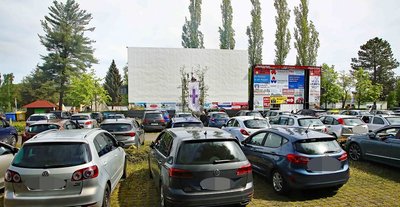 Dicht an dicht standen die Autos bei der zweiten Auflage des "Drive-in-Gottesdienstes" am Pfingstmontag an der Koberbachtalsperre.