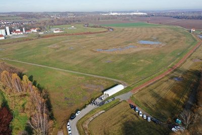Das Gebiet zwischen der Kläranlage (oben links) und der Langen Straße in Crossen auf der rechten Seite dient als Retentionsfläche. Das heißt, im Falle eine Hochwassers kann sich die Mulde dort ausbreiten. Unten links: Bäume säumen den Altarm der Mulde, der noch saniert werden muss. 