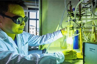 Ein Mitarbeiter des Chemnitzer Forscherteams bei der Lichtexposition des entdeckten Stoffs. 