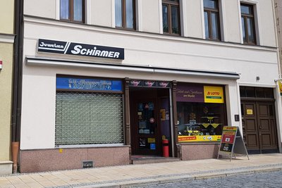 Das Doppelgeschäft am Oelsnitzer Markt: In das Ladenlokal des Juwelier zieht im Juni die Post.