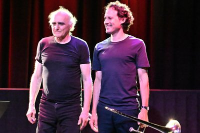 Chemnitz-Premiere: Helmut „Joe“ Sachse (l.) und Nils Wogram am Donnerstag im Weltecho.