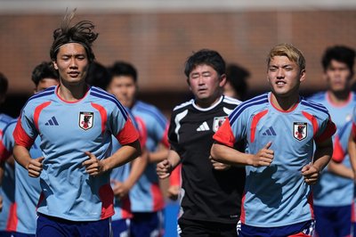 Japans Ko Itakura (l) und Ritsu Doan nehmen an einer Trainingseinheit teil.