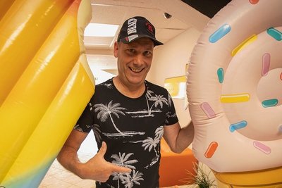 Veranstalter Till Schwabe hat zum neunten Mal am Schutzteich ein großes Fest organisiert. Los geht es am Samstag ab 13 Uhr. 