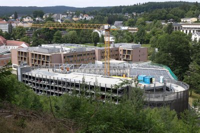 Blick auf das Parkhaus am Hotel, dessen Dach eine Photovoltaikanlage erhält.
