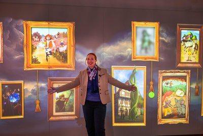 Patrizia Meyn an der interaktiven Wand der Märchenwelt.