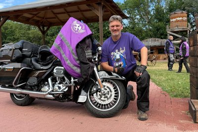 Olaf Danzig in einer besonderen Biker-Location: In der Nähe des Edersees gibt es eine Herberge im Western-Stil.