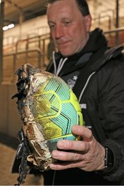 Auch das gab’s: Mario Kallisch holt 2017 nach einem Drittligaspiel gegen Hansa Rostock einen Ball aus dem Gästefanblock – leider verbrannt und unbrauchbar.