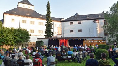 Im Schlossgarten unterhielten Anna Silke Röder, Andreas Unglaub und Frank Goldt die Zuschauer mit dem "Jahrmarktsfest zu Plundersweilern".