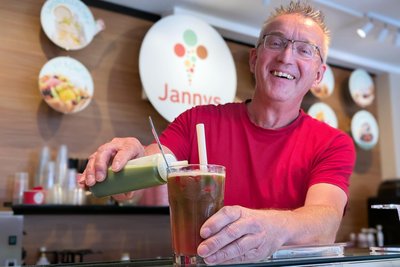 Der Matcha, den Tino Küchler hier in den Erdbeershake füllt, kommt bei vielen Kunden sehr gut an.