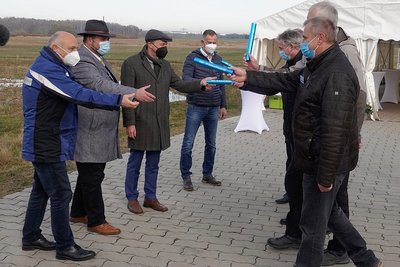 Die Wismut hat die Staffelstäbe an den Freistaat weitergegeben, unter anderem an den Geschäftsführer der Landestalsperrenverwaltung Heinz Gräfe (links) und an Umweltminister Wolfram Günther (3. von links)