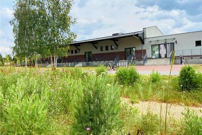 Der ehemalige Güterschuppen im Stadtpark von Lugau soll zum Wandertag als Anlaufstelle dienen.