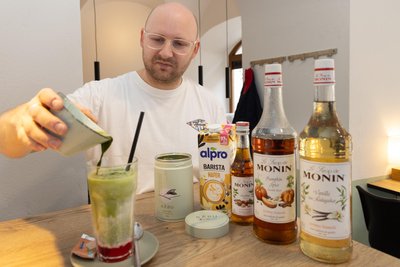 Sebastian Seidel bietet in der „Crêperie Max“ in Annaberg-Buchholz seit dieser Woche Matcha-Latte-Variationen an.