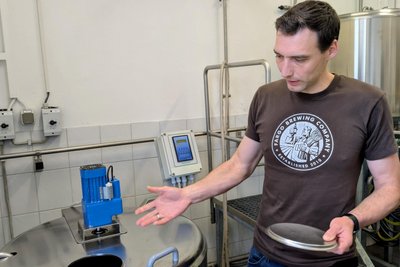 Im Brauhaus der TU können Studenten der Verfahrenstechnik ihr Grundlagen anwenden.