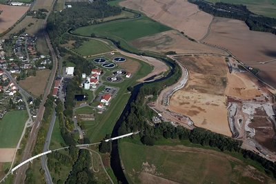 2013 war die Wismut noch auf dem Gelände aktiv. An eine Auenlandschaft erinnerte zu dieser Zeit kaum etwas. Vorn links im Bild ist der Pipe Conveyor zu sehen. 