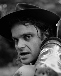 Verhebt sich neben der Theaterbühne: Tristan Brusch. 