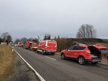Um das Fahrzeug zu löschen waren zahlreiche Feuerwehren im Einsatz.