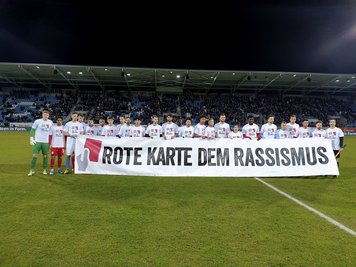 Vor dem Spiel setzten die Mannschaften und Schiedsrichter ein gemeinsames Zeichen gegen Rassismus. Im Anschluss wurde mit einer Schweigeminute den Opfern des rassistischen Anschlags in Hanau gedacht.