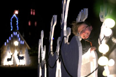 Die Kretzschmars aus Sohra lieben Weihnachtsdeko: Hier Sandra Kretzschmar in dem von ihr gebauten Rentiergespann.