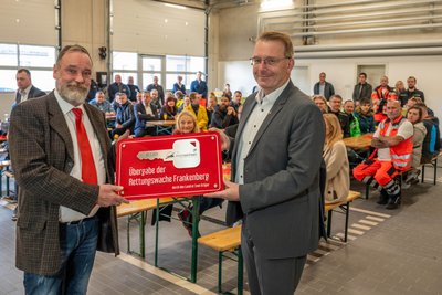 Landrat Sven Krüger (r.) übergibt DRK-Präsident Götz Kästner die neue Rettungswache.