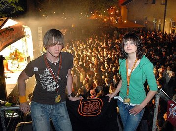 
              <p class="artikelinhalt">Bei "Krach am Bach" in Hainichen feierten am Sonntag mehr als 3500 Leute mit dem Jugendclub Berthelsdorf. Stephanie Engelmann und Andreas Wernicke gehörten zu den gut 130 Helfern. </p>
            