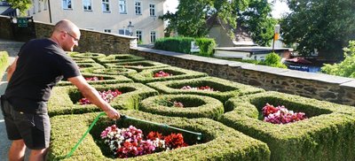 "Man darf die Blumen nicht direkt gießen, sondern nur die Erde", erklärt Hausmeister Frank John. Hierfür verwendet er einen speziellen Aufsatz.