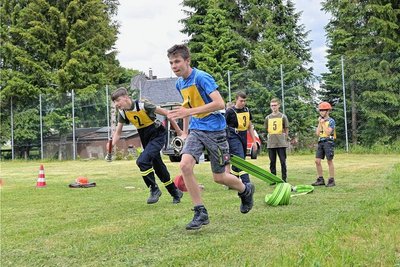 Die Jugendfeuerwehr Carlsfeld hat am Mittwoch schon mal für den Kreisausscheid trainiert.