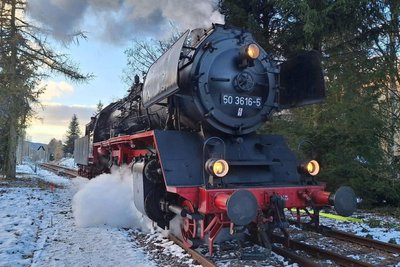Eine Dampflok wurde in Holzhau von der Feuerwehr mit Wasser betankt.