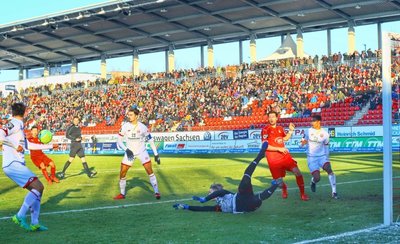 Der Mainzer Torhüter Florian Müller rettet vor dem einschussbereiten Ronny König (rechts neben Müller), der extrem viele Wege ging und Bälle im Sturmzentrum sicherte.
