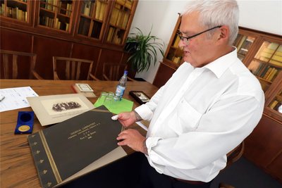 Hans-Joachim Winkler mit dem Nachlass seines Vorfahren.