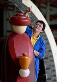 Malerin Steffi Heilmann reinigt in der Werkstatt der Erzgebirgischen Holzkunst in Gahlenz eine gedrechselte Großfigur für die neue Weihnachtskrippe des Dresdner Striezelmarktes.