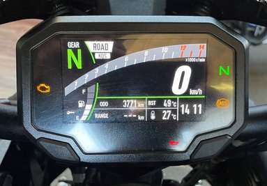 Multifunktionsanzeige im Cockpit: Bei 12.000 Umdrehungen pro Minute beginnt der rote Drehzahlbereich. Das Getriebe hat sechs Gänge.