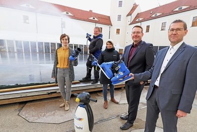 Eislauflehrerin Sabine Goebel (v. l.), Eisfachmann Michael Bleck, GSM-Organisatorin Andrea Tzschöckel, Freibergs Oberbürgermeister Sven Krüger und GSM-Geschäftsführer Holger Scheich freuen sich auf die kommende Eisbahnsaison im Hof von Schloss Freudenstein.