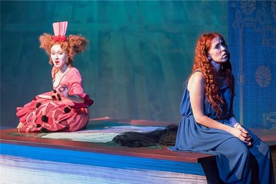 Zerbinetta (Nataliia Ulasevych, l.) versucht, die demoralisierte Ariadne (Mał-gorzata Pawłowska) mit ihrem Gesang aufzumuntern. 